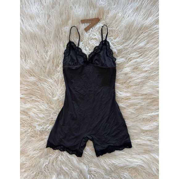 Skims Fits Everybody Lace Triangle Onesie Onyx Size Medium - Picture 4 of 12